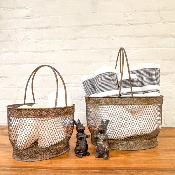Set 2 metal mesh baskets w/handle